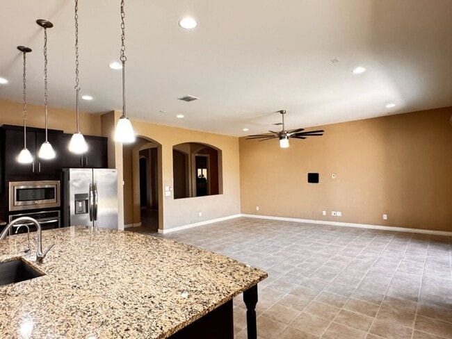 Building Photo - 4 Bedroom + den energy efficient Hamilton High