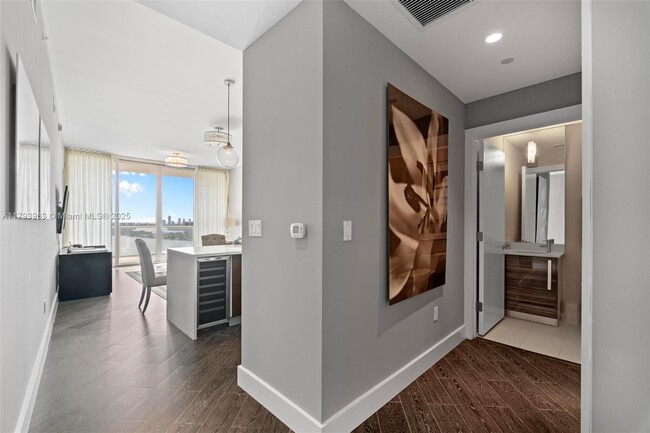 Building Photo - 2020 N Bayshore Dr