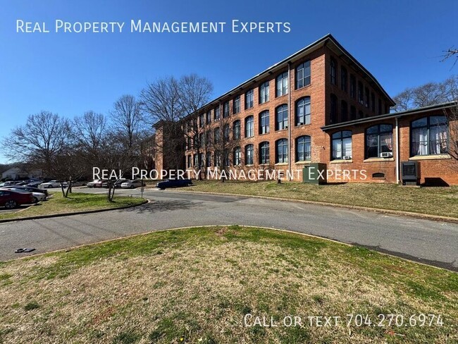 Building Photo - Stunning 3BR/1BA Condo in Charlotte!