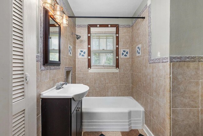 Building Photo - 202 Seymore Ave