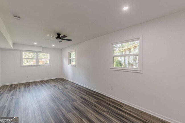 Building Photo - 2352 Glendale Dr