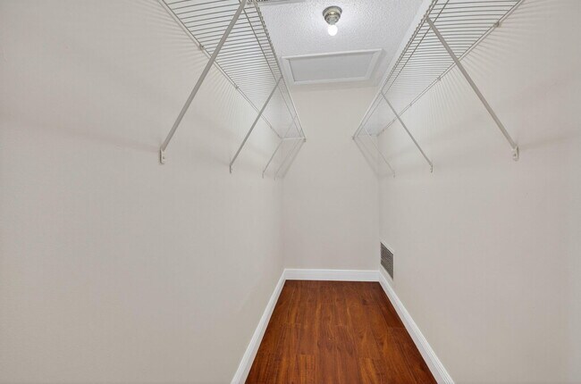 Building Photo - 801 Meadowlark Ln