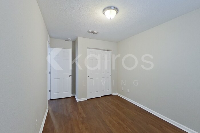 Building Photo - 1335 Mull St