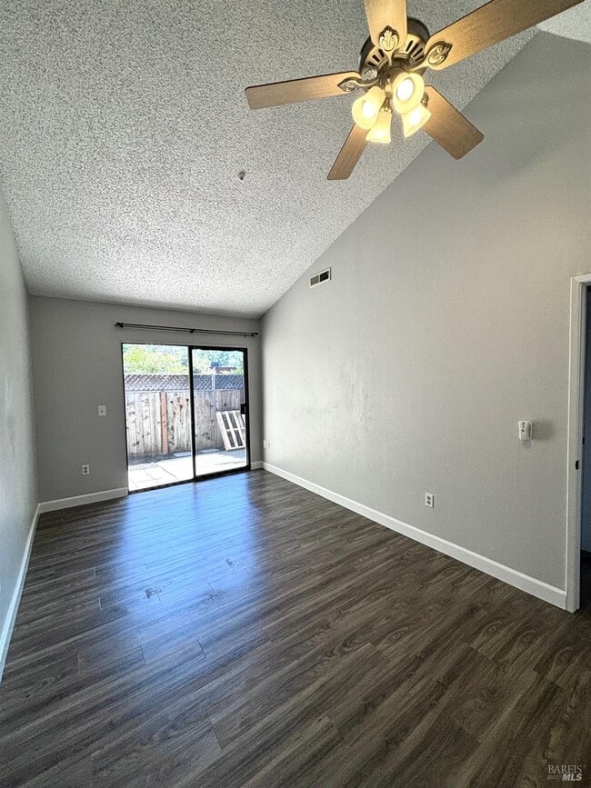 Building Photo - 49 Redwood Ct