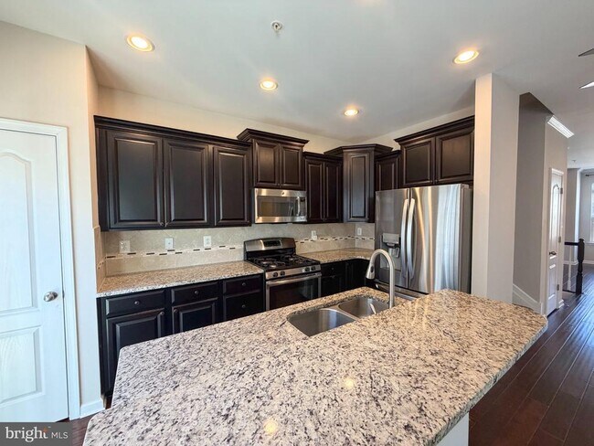 Building Photo - 1607 Sun High Terrace