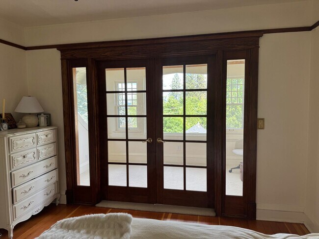 Building Photo - Beautiful Classic 4+ Bedroom 3,800 Sq. Ft....