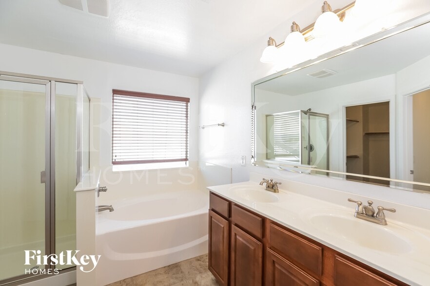 Building Photo - 2639 W Tamarisk Ave