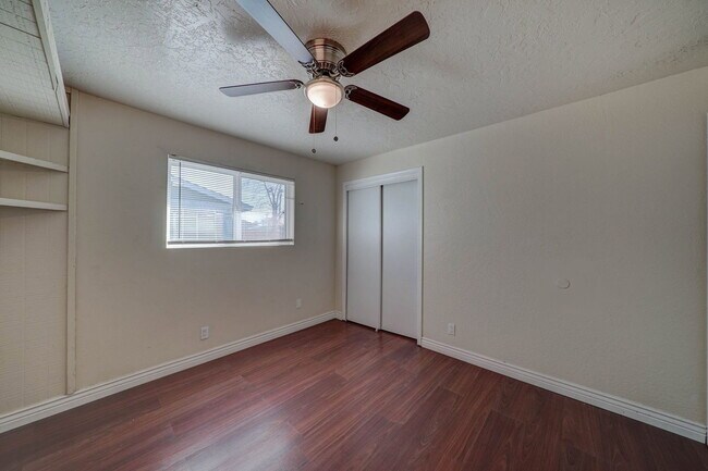 Building Photo - 2133 W Morten Ave