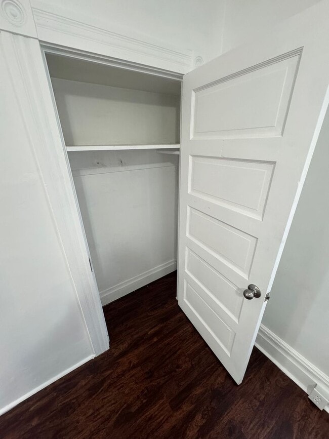 Building Photo - Spacious 4-Bed 2-Bath House!!