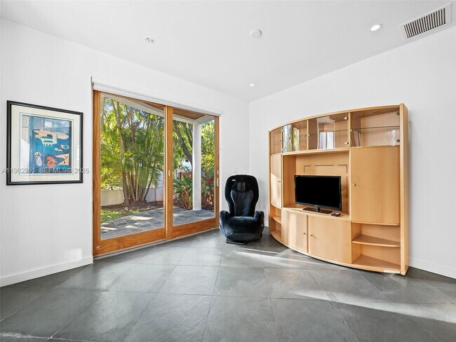 Building Photo - 450 Victoria Terrace