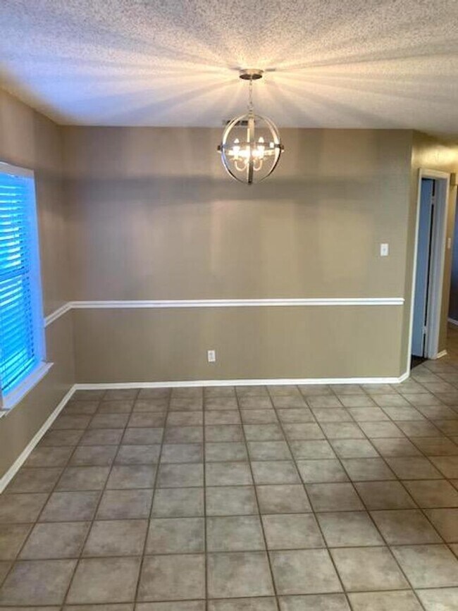 Building Photo - Spacious open concept ranch - pets allowed
