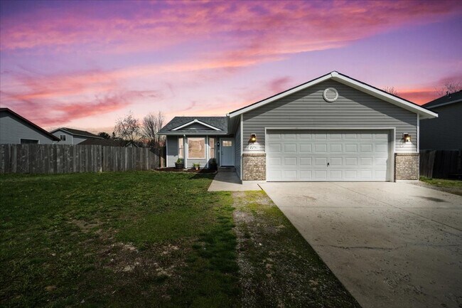 Stunning 3 bdrm 2 bath Hayden Home! - Stunning 3 bdrm 2 bath  Hayden Home!