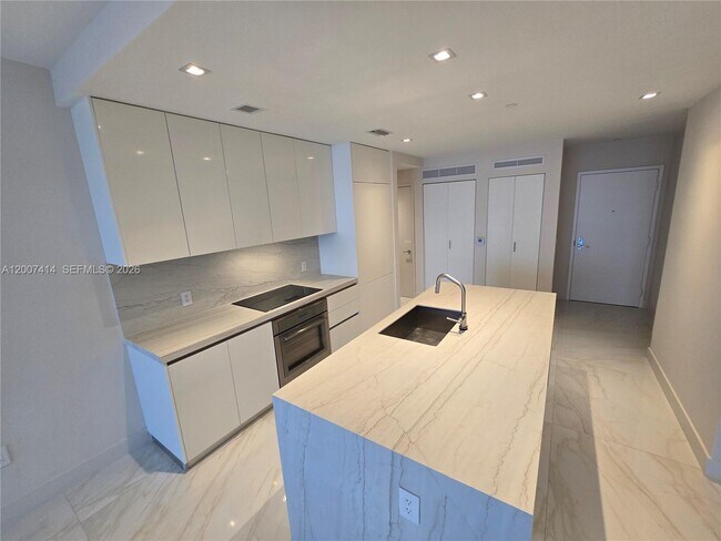 Building Photo - 700 NE 24th St