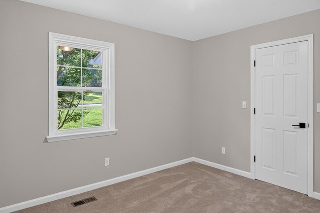 Building Photo - 9512 Heathwood Dr