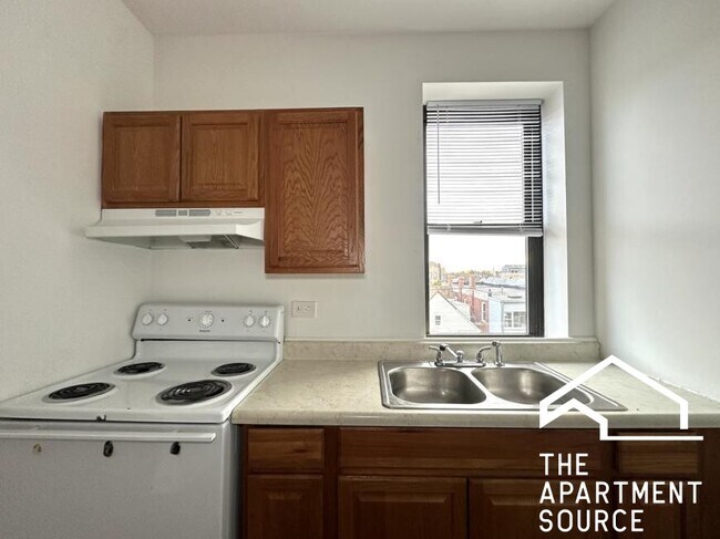 Building Photo - 3627 W Dickens Ave