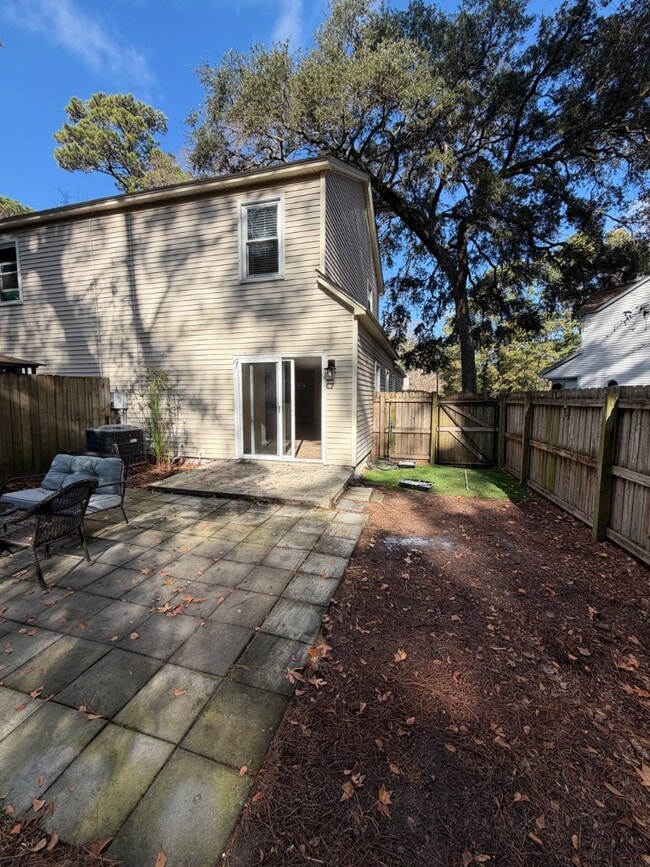 Building Photo - 1223 Meadow Park Ln