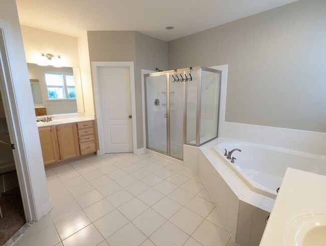 Building Photo - STUNNING Single Family Home in Brunswick C...