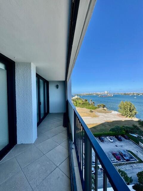 Building Photo - 5600 N Flagler Dr