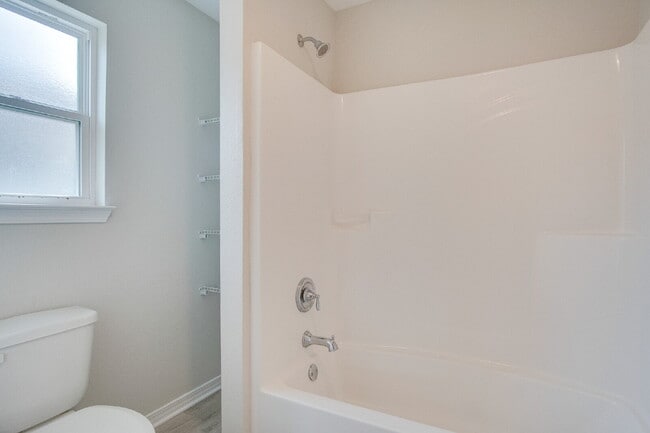 Building Photo - Modern Comfort Meets Style – Spacious 3-Be...