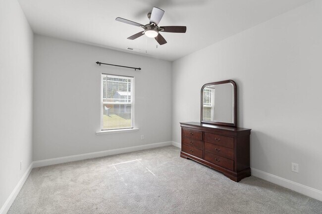 Building Photo - Beautiful 3 Bedroom 2 Bath Ranch
