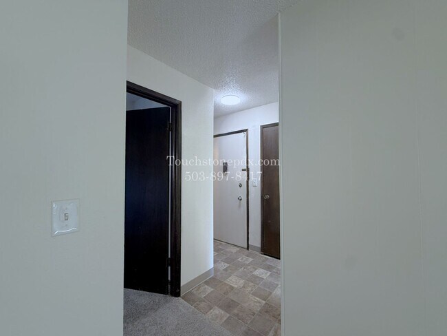 Building Photo - 5804 SE Milwaukie Ave