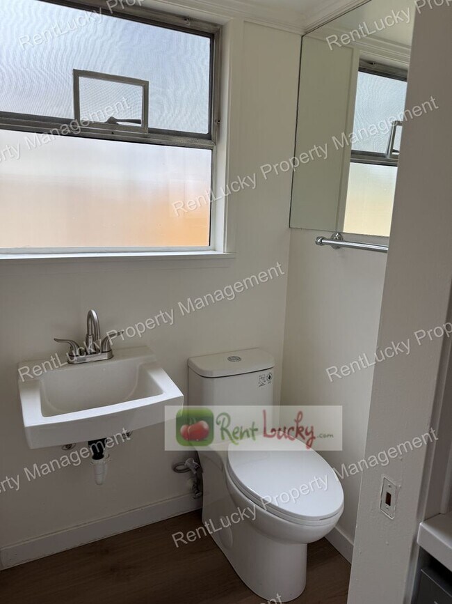 Building Photo - Super-Cute & Remodeled 1-Bedroom MIL Apartment in Great Kirkland Neighborhood FOR RENT!!