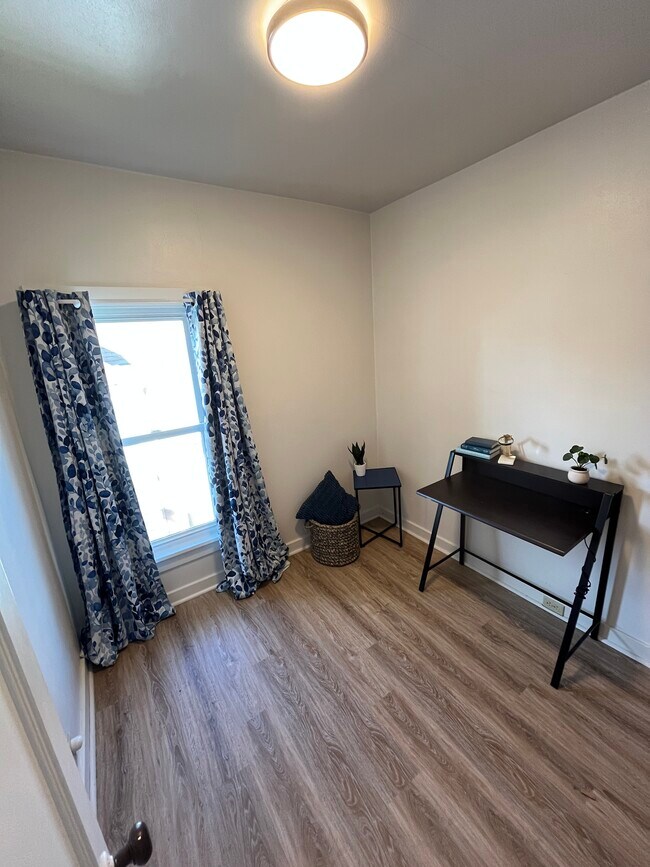 Small Room / Office - 439 W 14th Ave