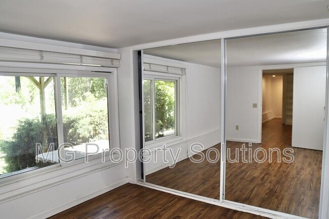 Building Photo - 974 Vernal Ave