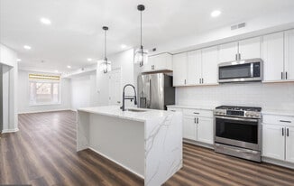 Building Photo - 905 N Linwood Ave