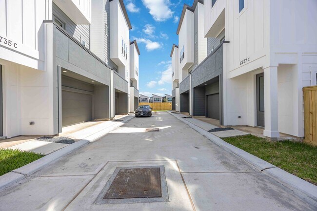 Building Photo - 6735 Peerless St