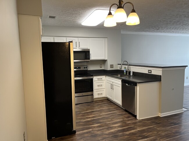 Building Photo - Charming 2 Bed Townhouse with 2.5 Baths in...