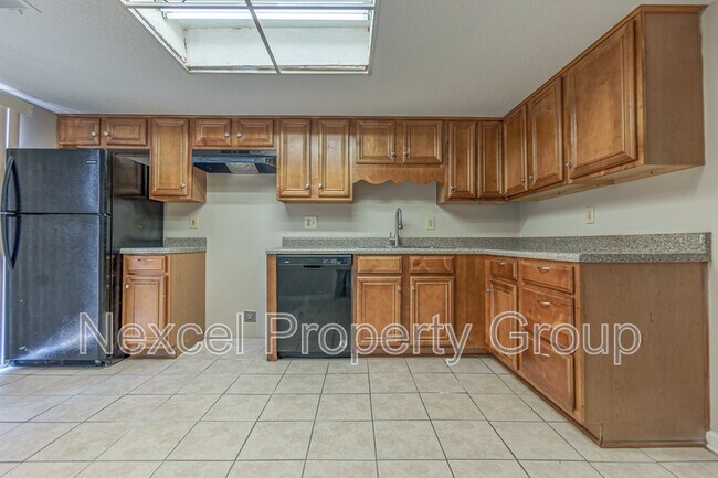 Building Photo - 6730 Racquet Club Dr