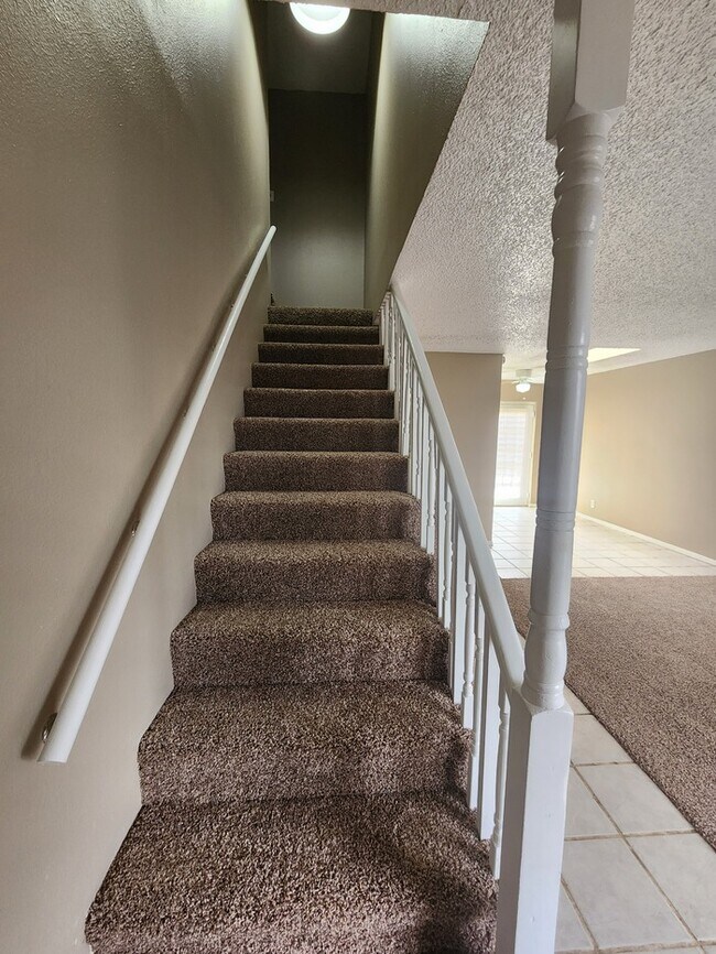 Building Photo - 3 bed 2 bath, 2 story townhome, 2 car garage