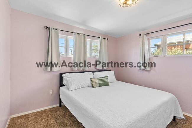 Building Photo - Two Bedroom Home with Guest House