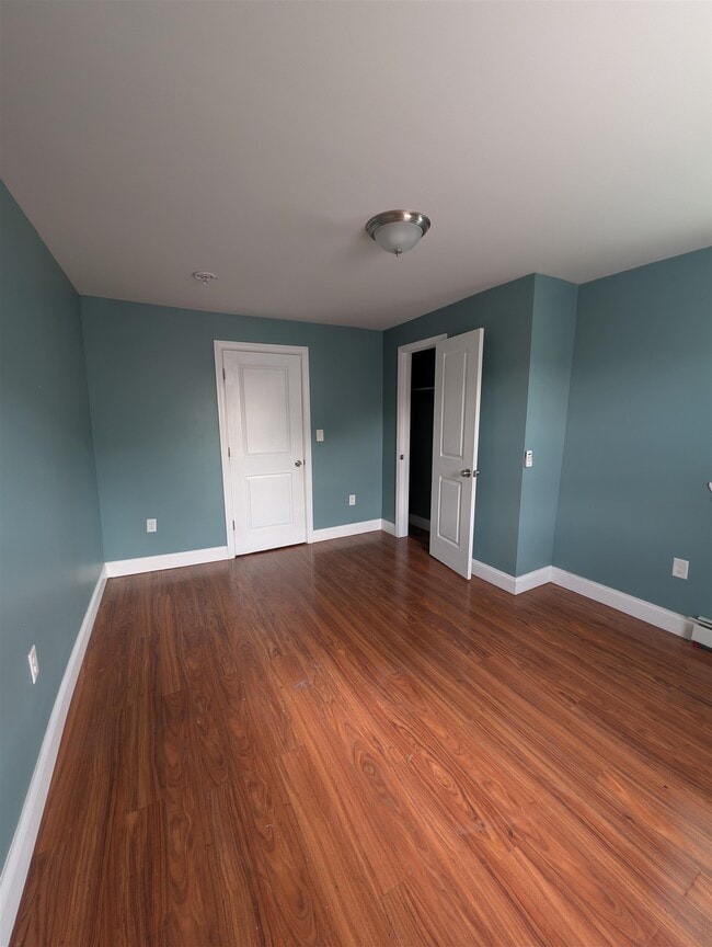 Building Photo - 719 28th St