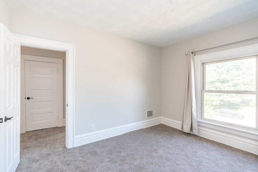 Bedroom 2 - 2435 Summit St