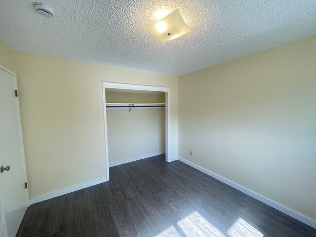 Building Photo - 4590 Excelsior Rd