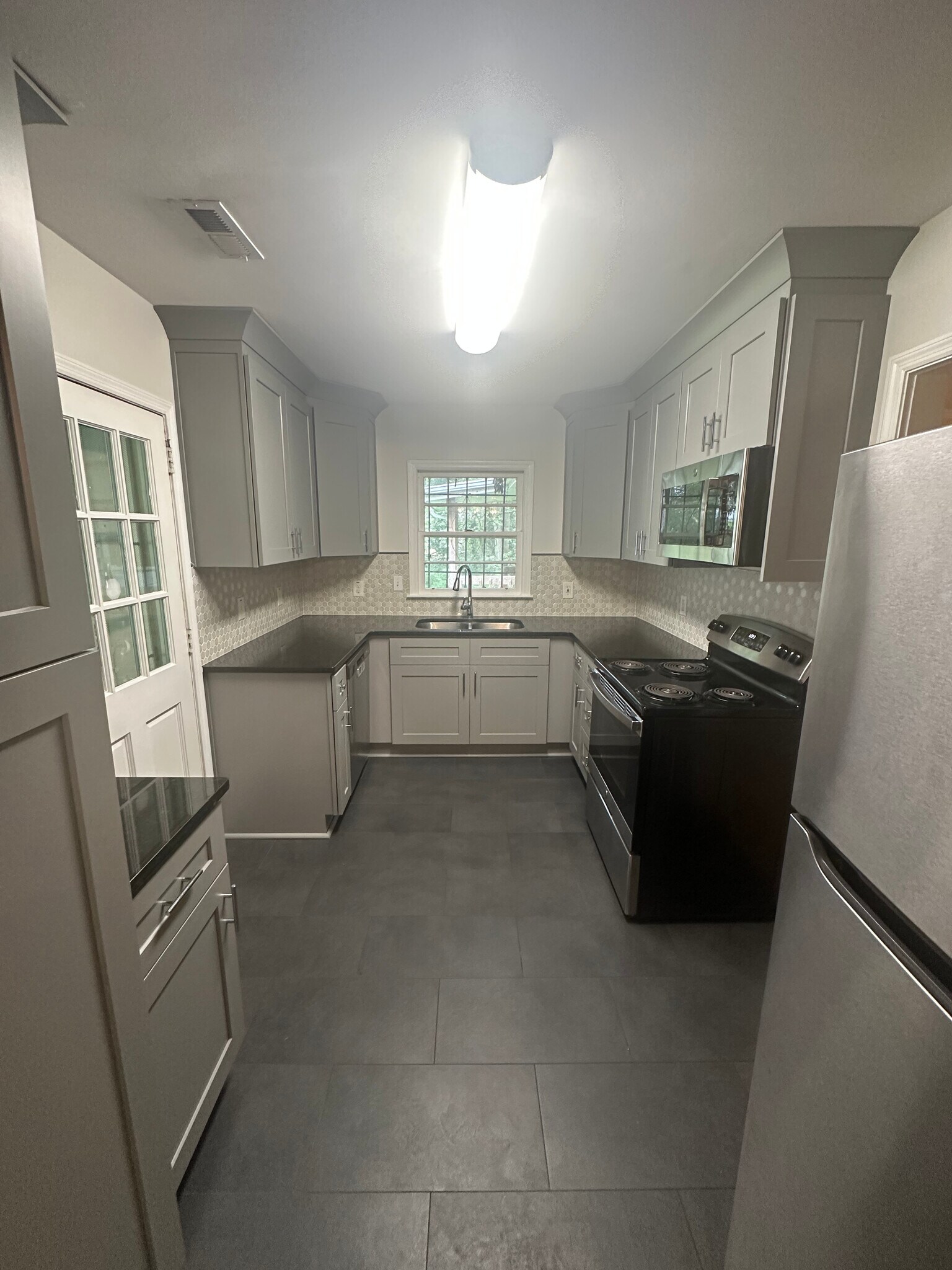 Building Photo - 349 Laquita Dr SE