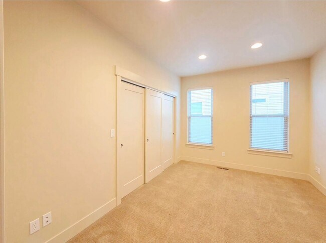 Building Photo - 1704/1706 Danny Boy Ln. Duplex