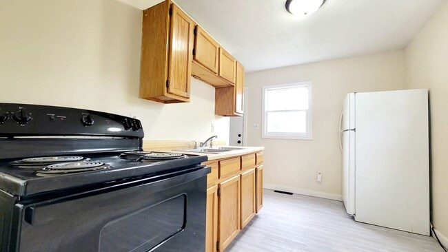 Building Photo - 529 S Kenmore St