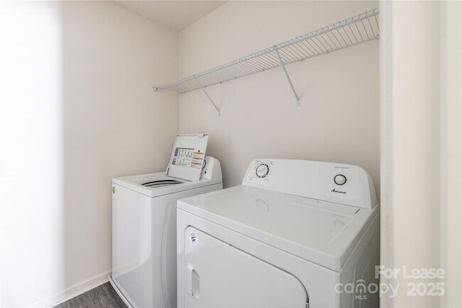 Building Photo - 710 Yorkshire Dr