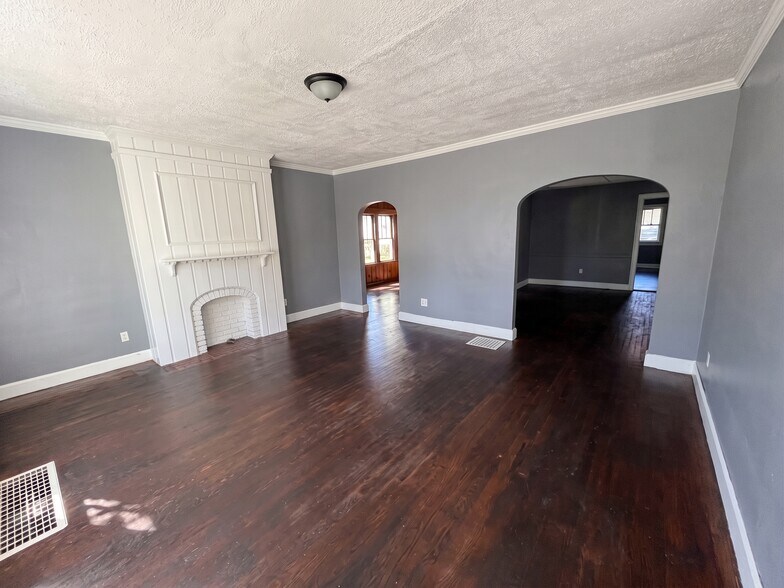 Building Photo - 442 E 8th St