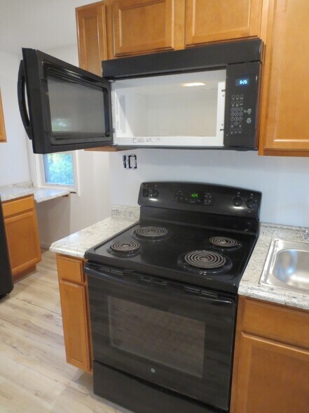 Building Photo - 2421 Beechwood Blvd