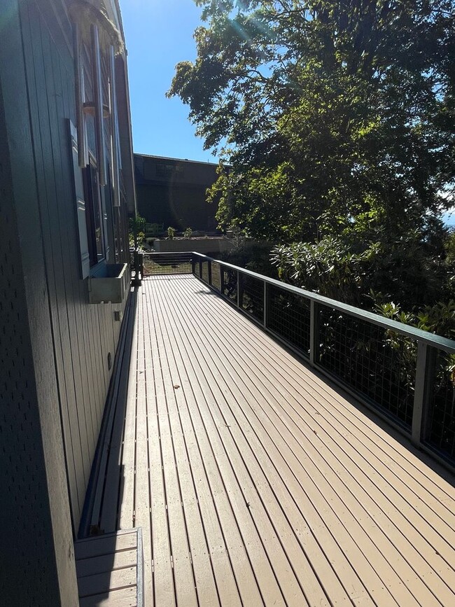 Building Photo - "The Bluff House on Admiralty Way"