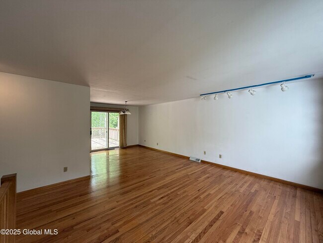 Building Photo - 1565 Crescent Rd