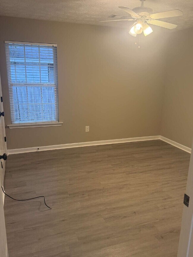 Building Photo - 3BR/2BA — Fenced Yard, Gated Parking, Lawn & Pest Included | Available 7/27