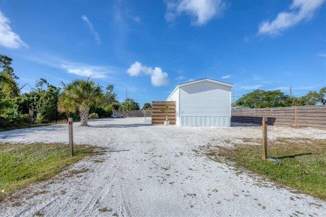 Building Photo - 3230 Smith St