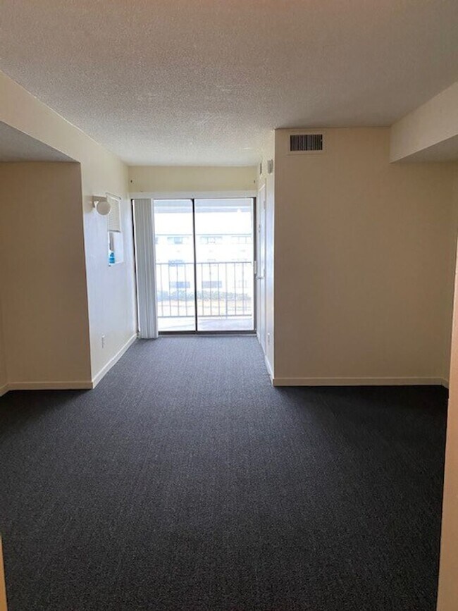Building Photo - 460 Racine Dr