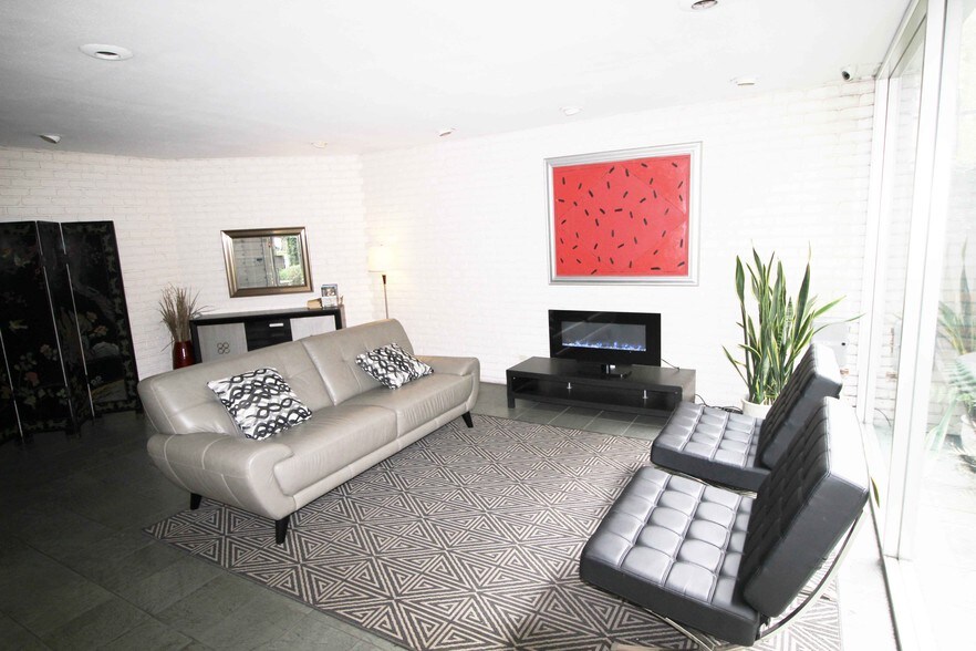 Primary Photo - 2511 St Charles Ave