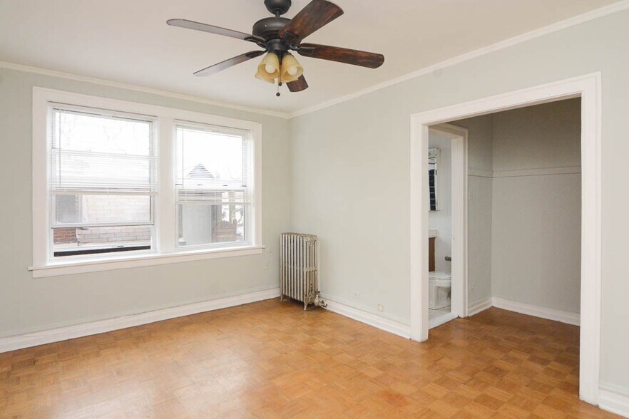 Building Photo - 716 W Belmont Ave